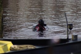 Stuurfout met huurauto eindigt in water Nassaukade