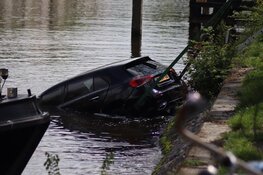 Stuurfout met huurauto eindigt in water Nassaukade