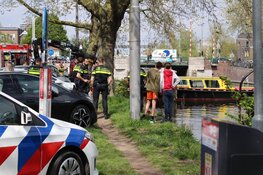 Stuurfout met huurauto eindigt in water Nassaukade