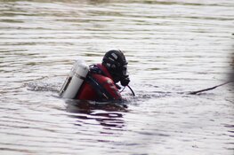 Stuurfout met huurauto eindigt in water Nassaukade