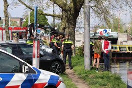 Stuurfout met huurauto eindigt in water Nassaukade