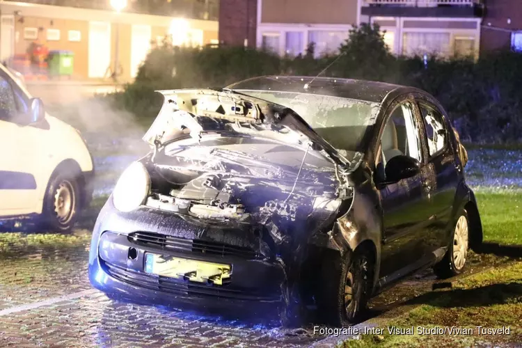 Auto uitgebrand in Amsterdam Osdorp; vermoedelijk brandstichting
