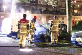 Auto uitgebrand in Amsterdam Osdorp; vermoedelijk brandstichting