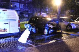 Auto uitgebrand in Amsterdam Osdorp; vermoedelijk brandstichting