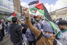 Demonstranten lopen van de Dam naar het Amstelstation