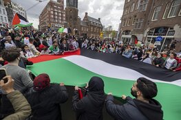 Demonstranten lopen van de Dam naar het Amstelstation