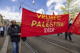 Demonstranten lopen van de Dam naar het Amstelstation
