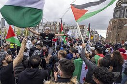 Demonstranten lopen van de Dam naar het Amstelstation