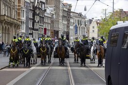 Demonstranten lopen van de Dam naar het Amstelstation