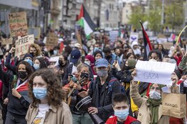 Demonstranten lopen van de Dam naar het Amstelstation
