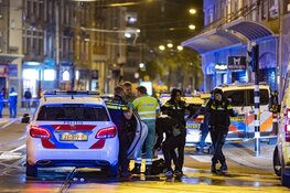 Man steekt met mes in op mensen in Amsterdam, dode en vier gewonden