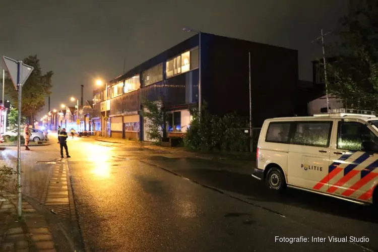 Verdachte situatie in bedrijfspand in Amsterdam-Noord: zwaargewonde en één aanhouding