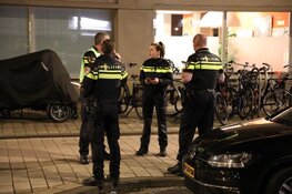 Politie schiet man neer bij Amsterdams bureau Overtoomsesluis