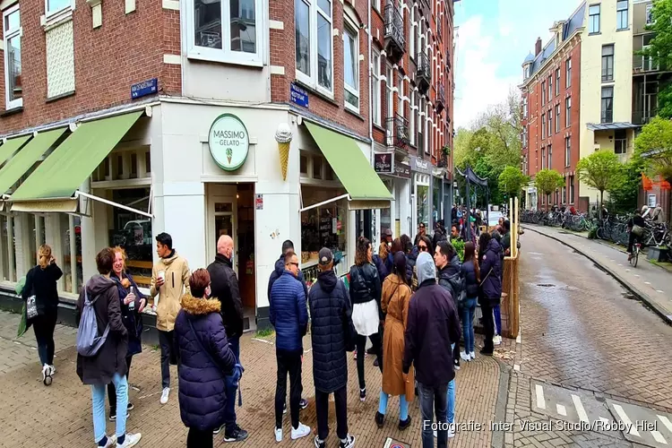Bloemen voor 64-jarige overleden slachtoffer steekpartij Amsterdam