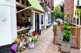 Bloemen voor 64-jarige overleden slachtoffer steekpartij Amsterdam