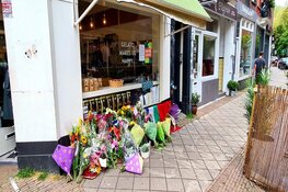 Bloemen voor 64-jarige overleden slachtoffer steekpartij Amsterdam