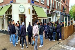 Bloemen voor 64-jarige overleden slachtoffer steekpartij Amsterdam