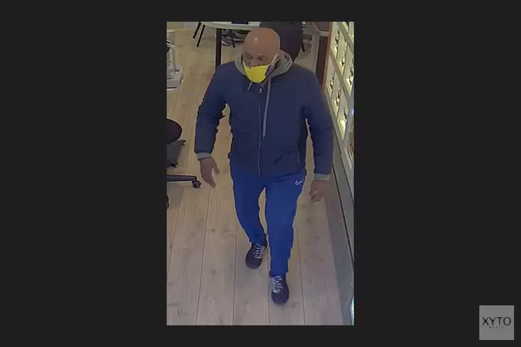 Gezocht: Diefstal zonnebril bij en mishandeling medewerker van opticien Rokin