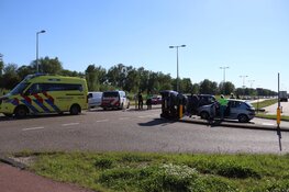 Auto op z&#39;n kant na botsing in Westelijk Havengebied