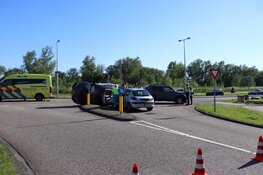 Auto op z&#39;n kant na botsing in Westelijk Havengebied