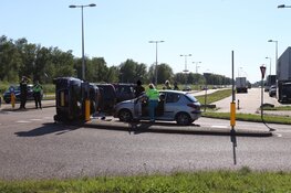 Auto op z&#39;n kant na botsing in Westelijk Havengebied
