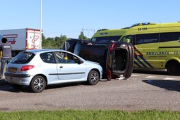 Auto op z&#39;n kant na botsing in Westelijk Havengebied