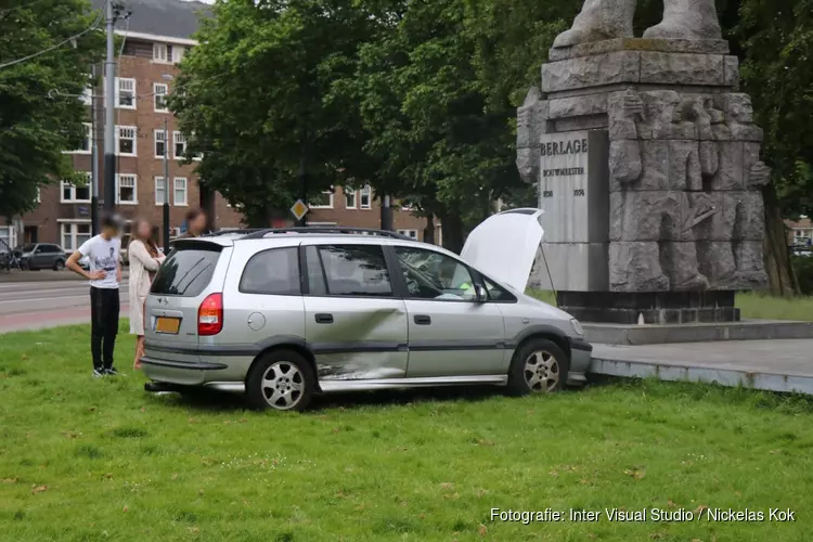Auto tegen standbeeld van Berlage gereden