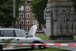 Auto tegen standbeeld van Berlage gereden