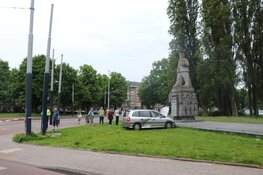 Auto tegen standbeeld van Berlage gereden