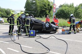 Botsing in Rozenburg: auto op z'n kop