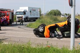 Botsing in Rozenburg: auto op z'n kop