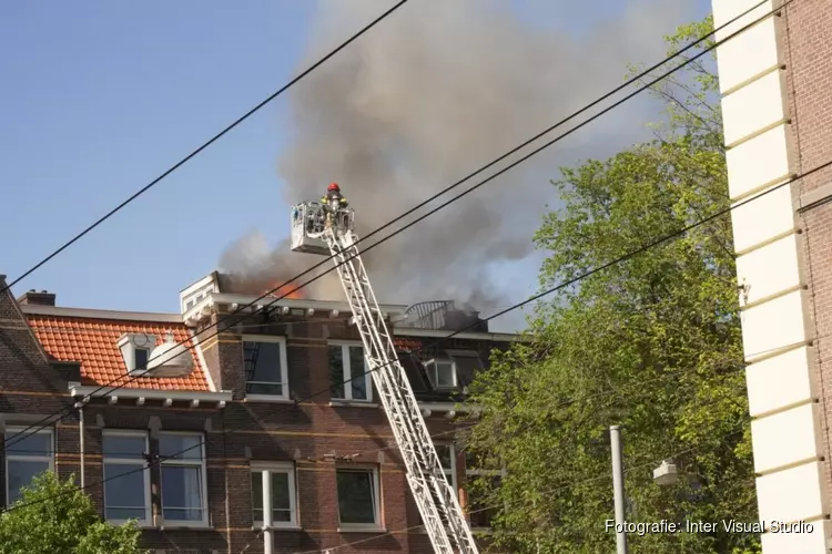 Flinke dakbrand in Amsterdam