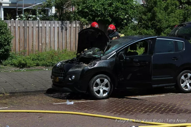 Auto in brand auto op de Louis Bouwmeesterstraat in Amsterdam
