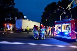 Auto onder vrachtwagen bij botsing Oostzaan
