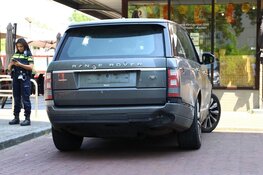 Auto tegen boksschool gereden