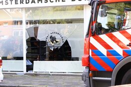 Auto tegen boksschool gereden