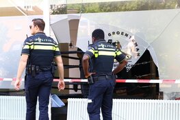 Auto tegen boksschool gereden