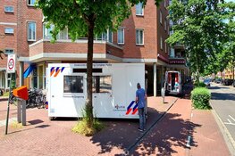 Politieonderzoek in woning Van Hallstraat na vondst lichaam