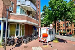 Politieonderzoek in woning Van Hallstraat na vondst lichaam