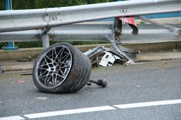 Sportwagen rijdt tegen vangrail op A8 bij Amsterdam, bestuurder gewond