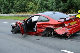 Sportwagen rijdt tegen vangrail op A8 bij Amsterdam, bestuurder gewond