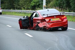 Sportwagen rijdt tegen vangrail op A8 bij Amsterdam, bestuurder gewond