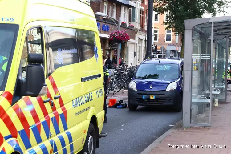 Voetganger gewond na aanrijding met auto op Overtoom