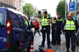 Voetganger gewond na aanrijding met auto op Overtoom