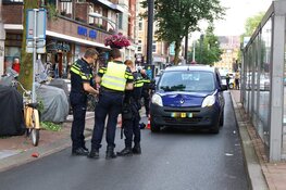 Voetganger gewond na aanrijding met auto op Overtoom