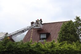 Woning onbewoonbaar na brand in dak in Amsterdam
