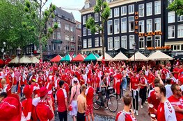Honderden Deense voetbalsupporters op het Rembrandtplein