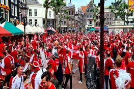Honderden Deense voetbalsupporters op het Rembrandtplein