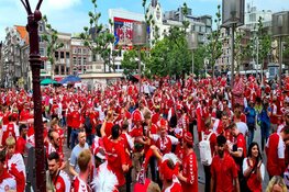 Honderden Deense voetbalsupporters op het Rembrandtplein