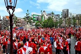 Honderden Deense voetbalsupporters op het Rembrandtplein